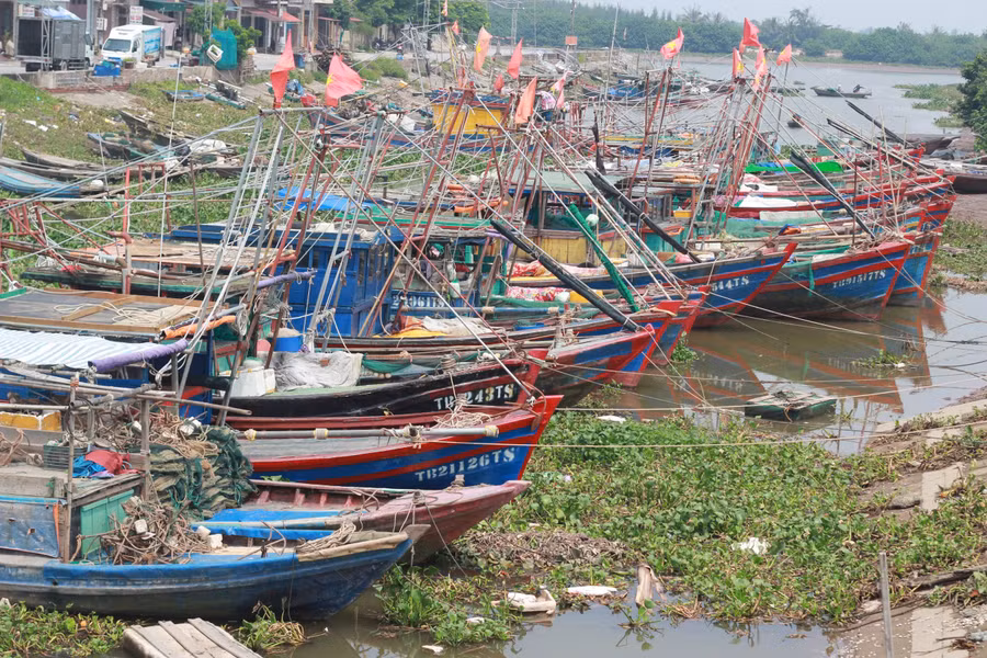 Tàu thuyền neo đậu tại Cảng cá Cửa Lân (xã Nam Cường, Hưng Yên).