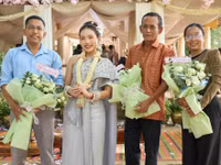 Ca sĩ Phương Mỹ Chi và Achar Sơn Tịch (người thứ 3 từ trái sang); Ths Thạch Thị Út Linh và Ths Kim Chanh Thon.
