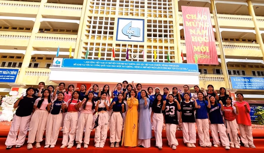 Truong-THPT-Nhan-Chinh-Ha-Noi-khai-giang-nam-hoc-2024-2025-3.jpg