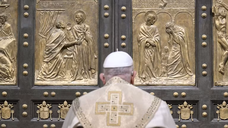 Đức Giáo Hoàng Francis tại Vương cung thánh đường Thánh Phêrô ngày 24/12 tại Vatican. Ảnh: Vatican Media / Getty Images