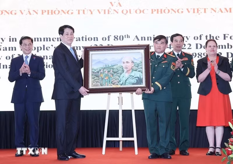 chu-tich-nuoc-du-le-ky-niem-80-nam-thanh-lap-quan-doi-nhan-dan-viet-nam-o-chile6.jpg