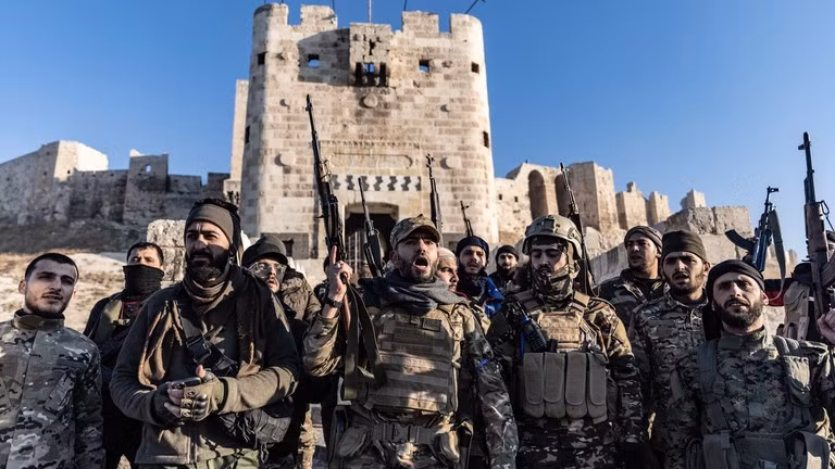 Binh sĩ Syria đứng trước Lâu đài cổ Aleppo sau khi giành quyền kiểm soát hầu hết các khu vực của thành phố lớn thứ 2 Syria ngày 30/11. Ảnh: Anas Alkharboutli / Getty Images