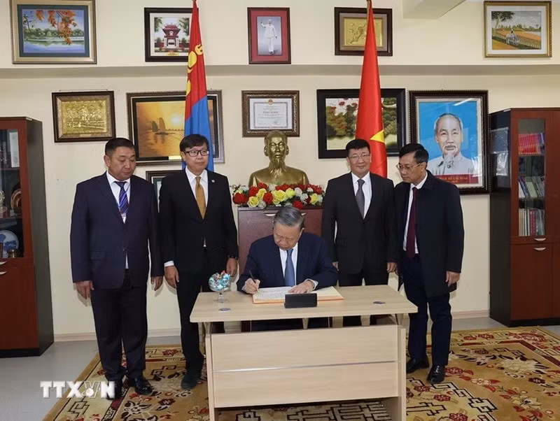 tong-bi-thu-chu-tich-nuoc-tham-truong-mang-ten-chu-tich-ho-chi-minh-tai-mong-co09.jpg