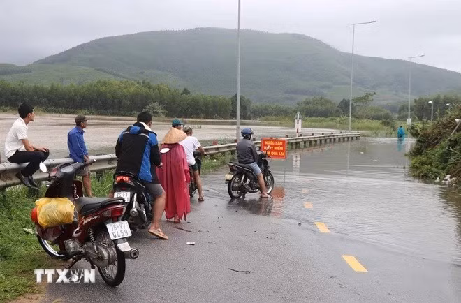 thu-tuong-yeu-cau-chu-dong-ung-pho-khac-phuc-nhanh-hau-qua-mua-lu-o-trung-bo-3.jpg
