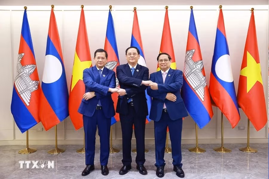 thu-tuong-ba-nuoc-viet-nam-lao-campuchia-an-sang-va-lam-viec-2-2956.jpg
