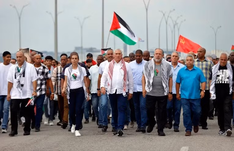 Chủ tịch Cuba Miguel Diaz-Canel (giữa), Thủ tướng Manuel Marrero (giữa bên phải), và Bí thư thứ nhất của Đoàn Thanh niên Cộng sản Cuba, Meybis Estevez (giữa bên trái), diễu hành tại Havana. Ảnh: AFP.