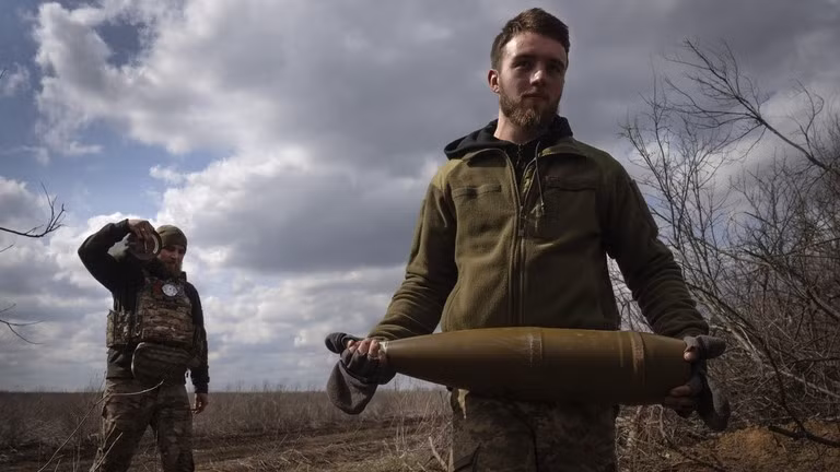 \Binh lính Ukraine trên tuyến đầu. Ảnh: AP.