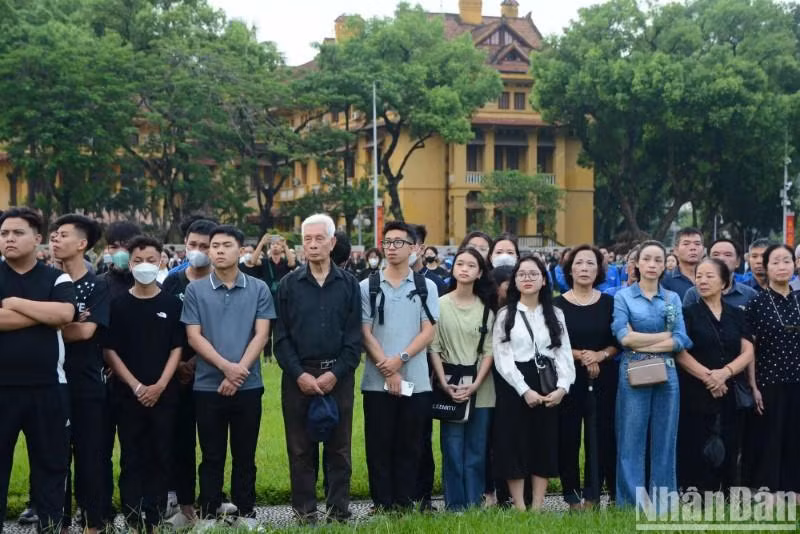 Le-thuong-co-theo-nghi-thuc-Quoc-tang-o-Quang-truong-Ba-Dinh-17.jpg