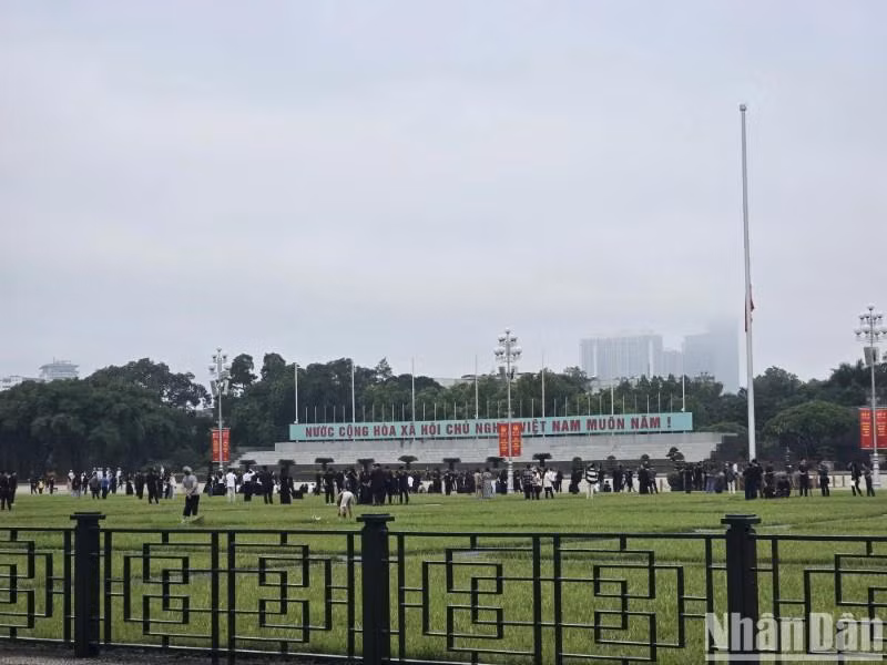 Le-thuong-co-theo-nghi-thuc-Quoc-tang-o-Quang-truong-Ba-Dinh-12.jpg
