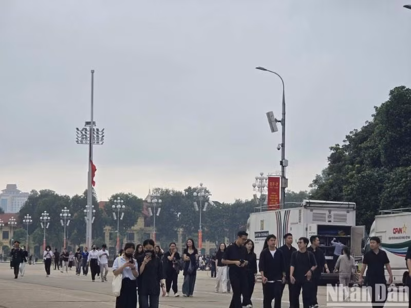 Le-thuong-co-theo-nghi-thuc-Quoc-tang-o-Quang-truong-Ba-Dinh-15.jpg