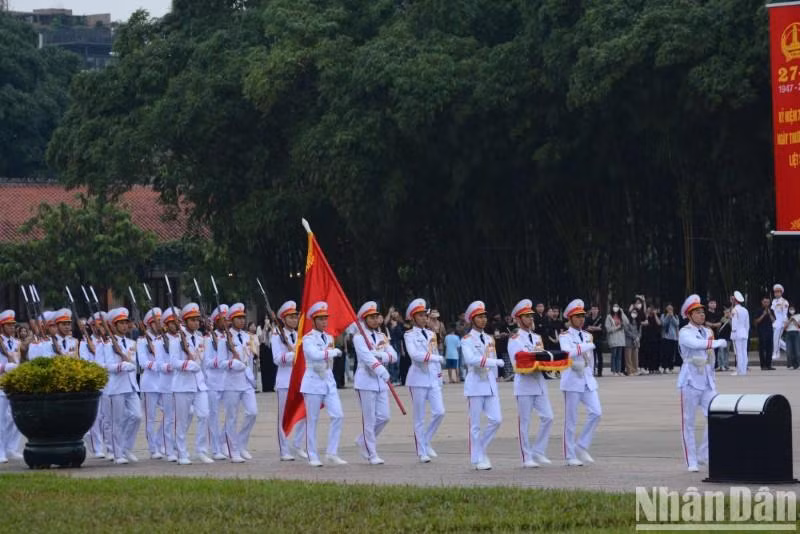 Le-thuong-co-theo-nghi-thuc-Quoc-tang-o-Quang-truong-Ba-Dinh-3.jpg
