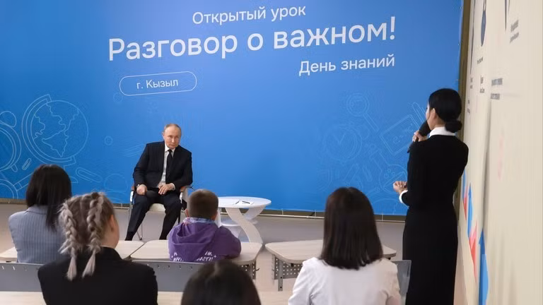 Tổng thống Nga Vladimir Putin tổ chức một buổi học mở tại Cộng hòa Tyva, Nga vào ngày 2/9. Ảnh: Sputnik.