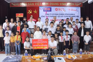 Xi măng Sông Gianh và VCM trao học bổng cho học sinh khó khăn tại Quảng Trị