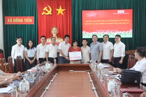Báo GD&TĐ kết nối các tấm lòng hảo tâm trao hơn 20 triệu đồng tới hoàn cảnh bé Yến Nhi. 