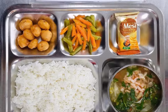 Một suất ăn bán trú của học sinh ở TPHCM. 