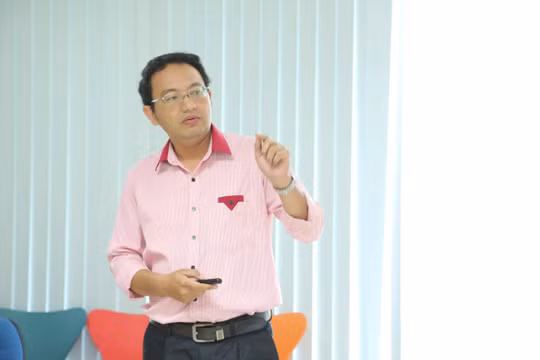 ThS Trần Văn Bảy - Trưởng khoa Kinh tế - Trường Cao đẳng Viễn Đông.