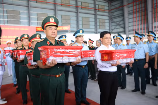 Trung tướng Lê Xuân Thế, Tư lệnh Quân khu 7 và ông Nguyễn Mạnh Cường, Phó Chủ tịch UBND TPHCM, tại buổi lễ. 