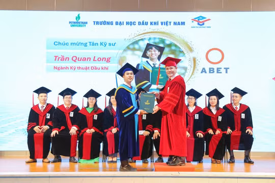 Tân Kỹ sư nhận bằng tốt nghiệp. 