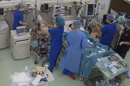 Các y bác sĩ thực hiện kỹ thuật ECMO cấp cứu bệnh nhi. 