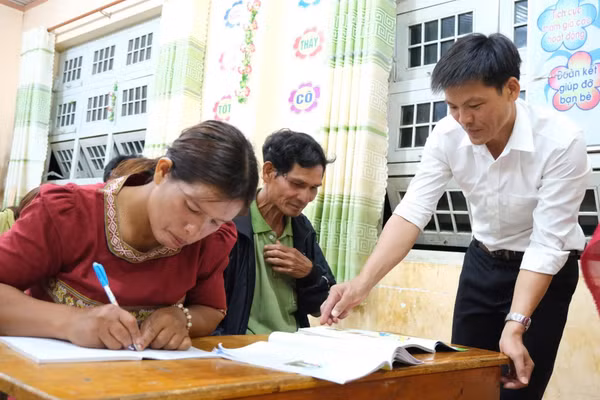 Huy động tối đa người mù chữ ra lớp là nhiệm vụ cấp bách của cả hệ thống chính trị, là nền tảng nâng cao chất lượng giáo dục phổ thông.