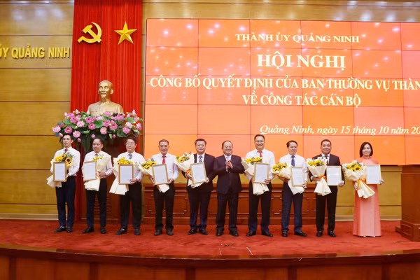 Bí thư Thành ủy Quảng Ninh trao quyết định cho các cán bộ được điều động, phân công nhận nhiệm vụ mới.