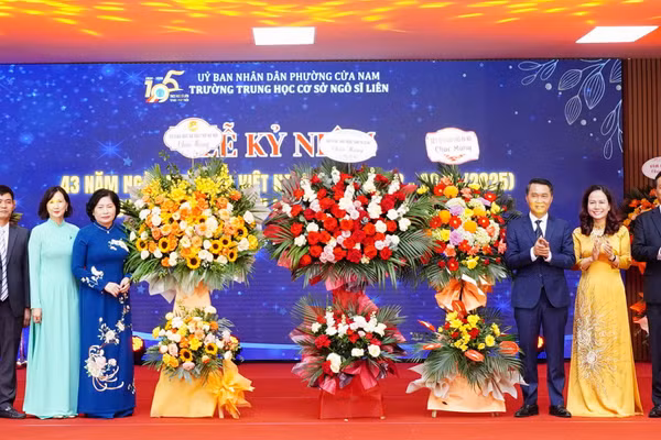 Lãnh đạo thành phố Hà Nội chúc mừng Trường THCS Ngô Sĩ Liên.