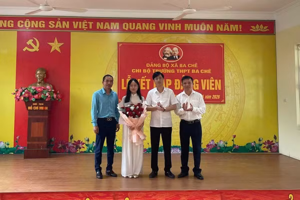 Lãnh đạo Trường THPT Ba Chẽ chúc mừng em Nịnh Thị Lam Ngọc.
