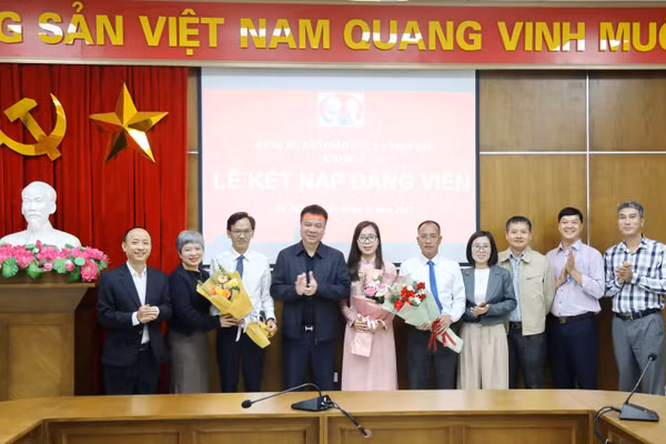 Đảng ủy Báo Giáo dục và Thời đại tặng hoa chúc mừng các Đảng viên mới.