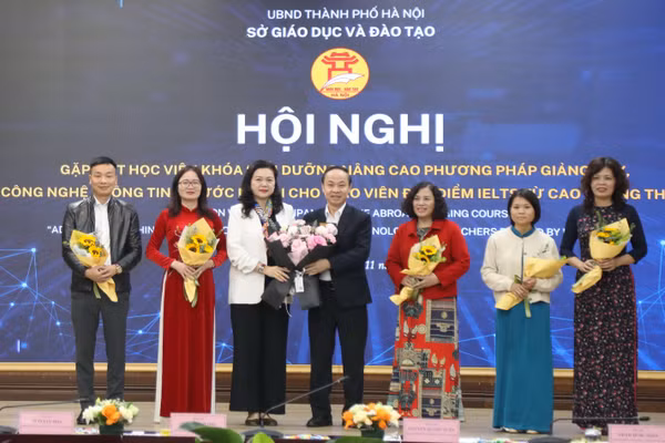 Lãnh đạo Sở Giáo dục và Đào tạo Hà Nội tặng hoa đoàn công tác.