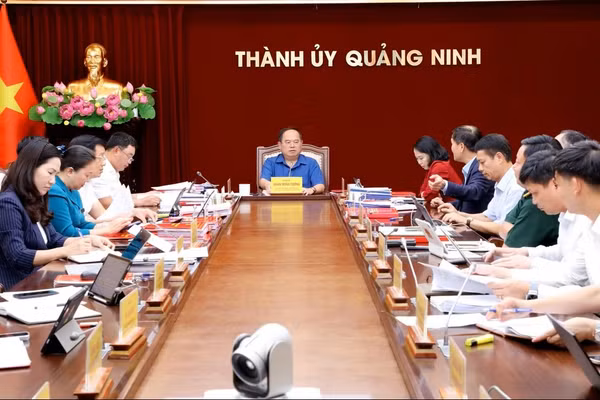 Ông Quản Minh Cường, Bí thư Thành ủy Quảng Ninh chủ trì hội nghị. Ảnh: Thu Chung