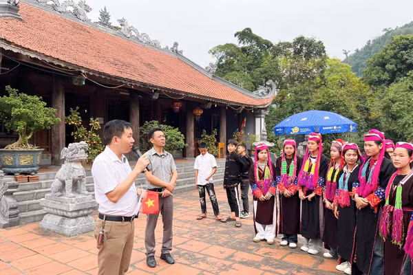 Ông Nguyễn Văn Chung, Hiệu trưởng nhà trường giới thiệu về lịch sử hình thành cùng những giá trị văn hóa, tâm linh của di tích.