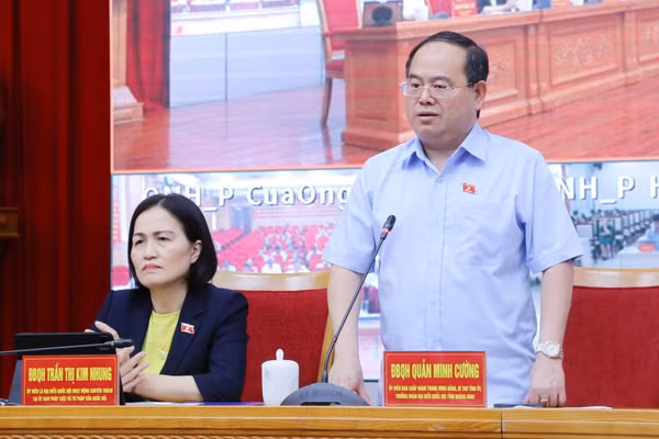 Ông Quản Minh Cường, Bí thư Tỉnh ủy Quảng Ninh phát biểu tại buổi tiếp xúc cử tri.