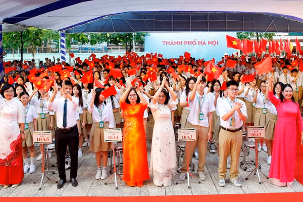 Gần 2,3 triệu học sinh Hà Nội chào đón năm học mới.