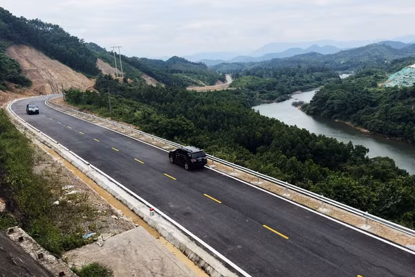 Tỉnh lộ 341 được đầu tư đồng bộ với 2 làn xe.