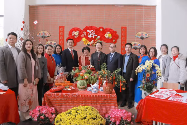 Các vị khách quốc tế trải nghiệm không khí Tết cùng thầy trò Trường THPT chuyên Hà Nội - Amsterdam.