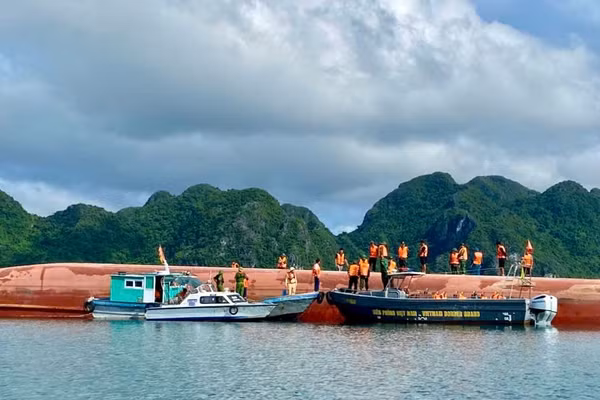Hiện trường vụ lật tàu.
