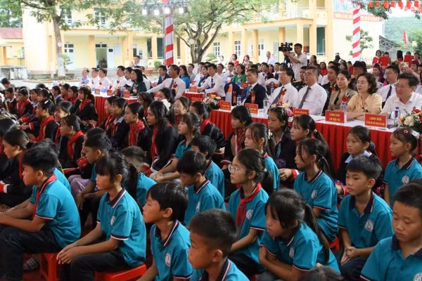 Các đại biểu và các em học sinh dự lễ khởi công Trường phổ thông nội trú TH&THCS Quảng Sơn.