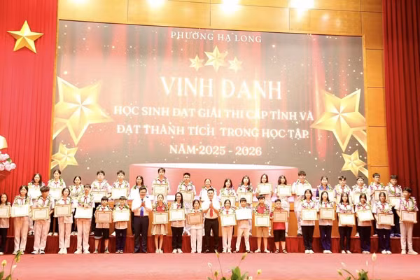 Lãnh đạo phường Hạ Long khen thưởng các em học sinh tiêu biểu xuất sắc trong năm học 2025-2026.