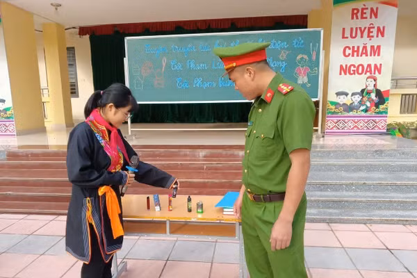 Công an xã Ba Chẽ phổ biến cho học sinh Trường PTDT Nội trú Ba Chẽ về tác hại của thuốc lá điện tử, các thủ đoạn lừa đảo qua mạng xã hội.
