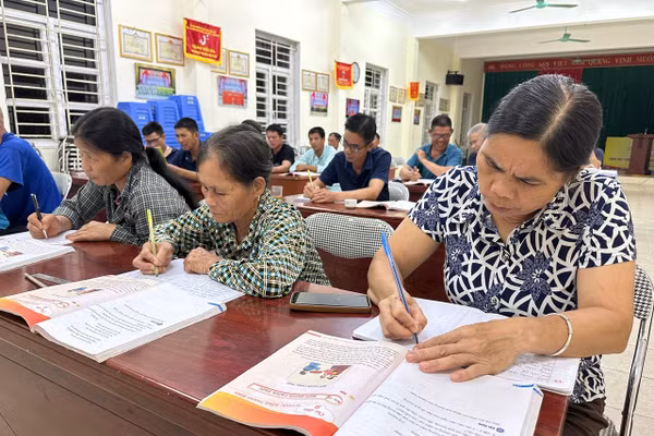 Lớp học XMC tại nhà văn hóa thôn Nà Phạ.