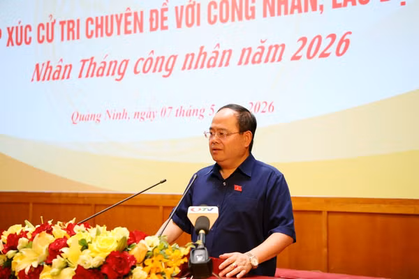 Ông Quản Minh Cường, Ủy viên Trung ương Đảng, Bí thư Tỉnh ủy, Trưởng Đoàn ĐBQH tỉnh Quảng Ninh phát biểu tại buổi tiếp xúc cử tri.