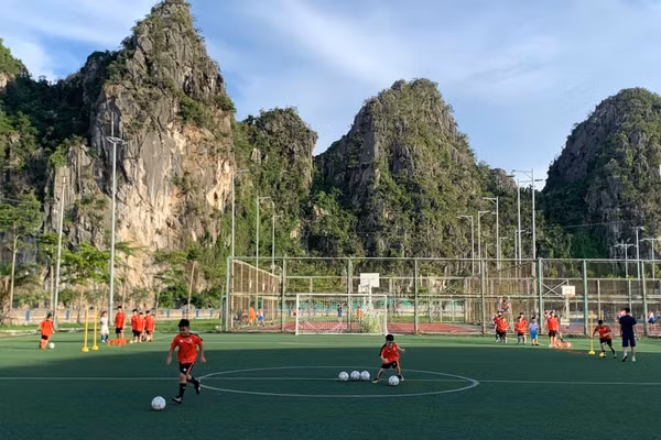 Lớp học bóng đá tại Cung Văn hóa thanh thiếu nhi Quảng Ninh.