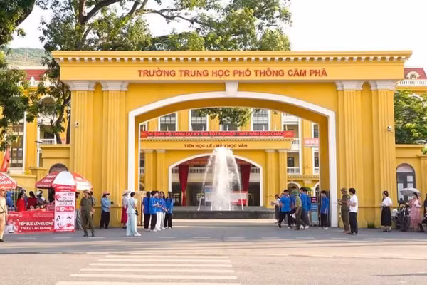Điểm thi Trường THPT Cẩm Phả nơi xảy ra vụ việc.
