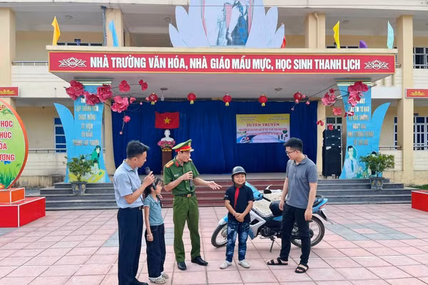 Học sinh Trường TH&THCS Nam Sơn tại buổi tuyên truyền.