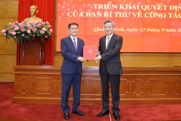Ông Nguyễn Quang Dương, Phó Trưởng Ban Tổ chức Trung ương trao Quyết định cho ông Bùi Văn Khắng, Phó Bí thư Tỉnh ủy Quảng Ninh (bên trái).