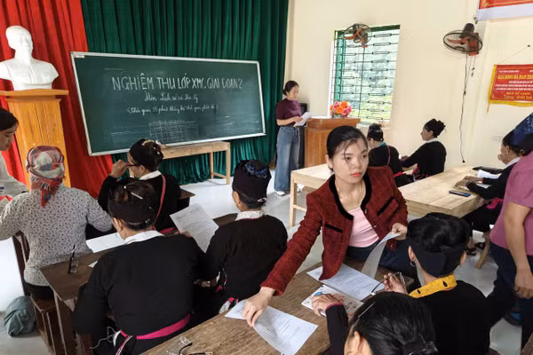 Lớp xóa mù chữ tại xã Thống Nhất (Lạng Sơn).