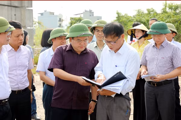Bí thư Tỉnh ủy Quảng Ninh nghe chủ đầu tư là Công ty CP Xây dựng công trình 507 báo cáo về dự án.