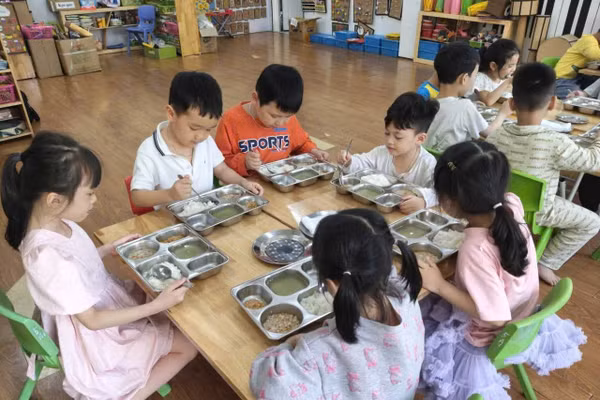 Bữa ăn của trẻ Trường Mầm non Hà Lầm, phường Hà Lầm.