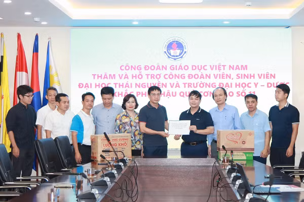 Đoàn công tác trao hỗ trợ tại Đại học Thái Nguyên.
