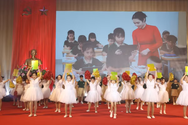 Tiết mục văn nghệ chào mừng.